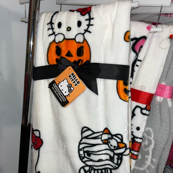 Hello Kitty Other - SOLD‼️‼️ VIRAL Hello Kitty Throw Blanket